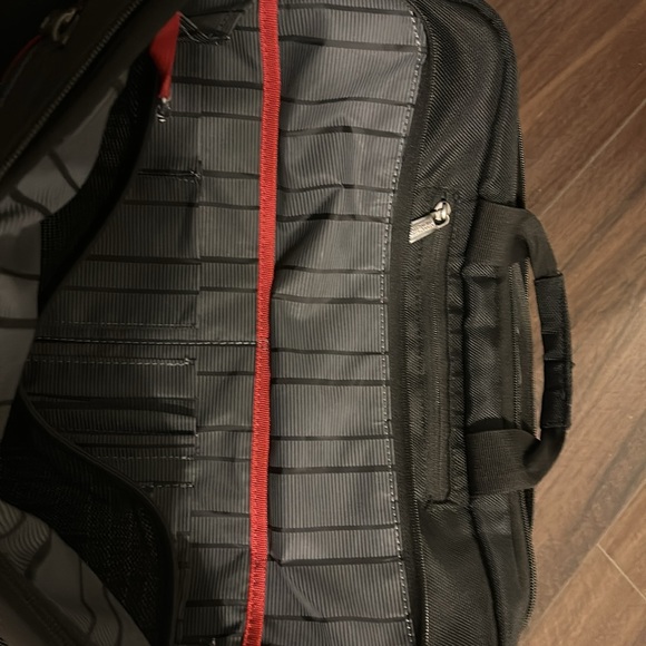 Kenneth Cole Reaction Laptop Case Black/Grey (fits up to 17.3” laptop screen) - Picture 5 of 8